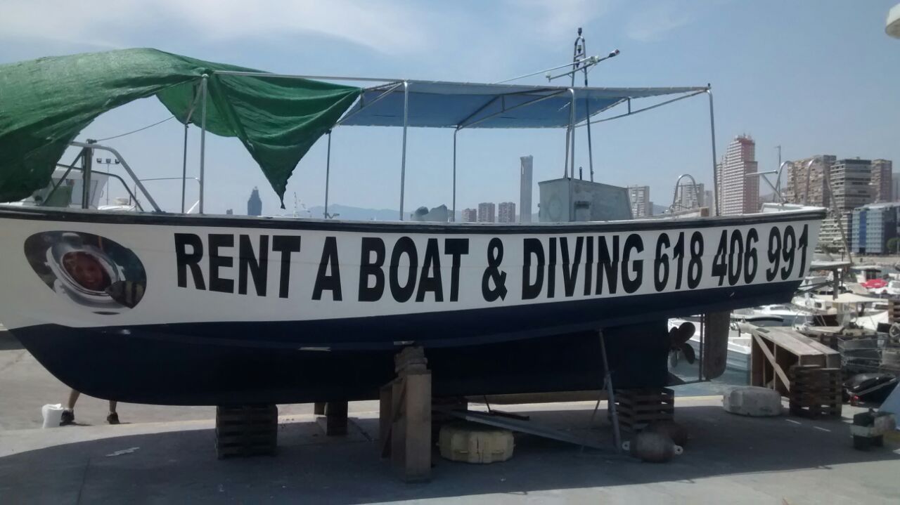Rotulacion de barco en Puerto de Benidorm 1